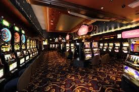 Pengalaman bermain live casino dengan dealer nyata melalui streaming video di aston77